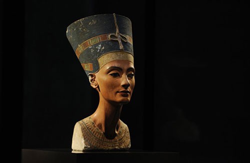  Nữ hoàng đẹp nhất Ai Cập Nefertiti là một biểu tượng sắc đẹp và quyền lực. Bà là vợ của Pharaoh Akhenaten và được cho là mẹ của pharaoh huyền thoại Tutankhamun lừng danh sử sách.